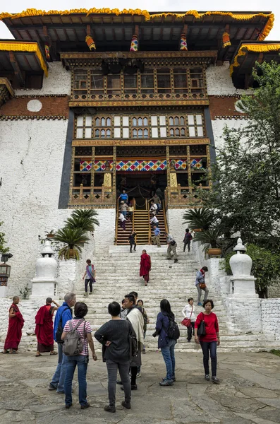 プナカ ブータン 2016 正体不明の僧侶や伝統的なローブと訪問者が出入りするプナカ ゾンや Pungthang Dewachen Phodrang 修道院 プナカ — ストック写真
