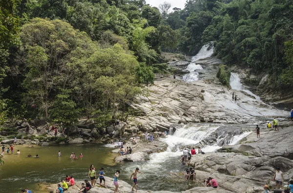 Chamang ベントン マレーシア 2015 観光客の長い季節の休日の間にパハン州の Chamang 滝の至福を楽しむさま — ストック写真