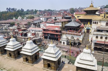 Katmandu, Nepal - 15 Nisan 2016: Pashupatinath Ulusal tanrısı, Lord Pashupatinath koltuk olarak hizmet vermektedir. O da ölü yakma töreni Bhasmeshvar Ghat kutsal Bagmati Nehri boyunca yer.