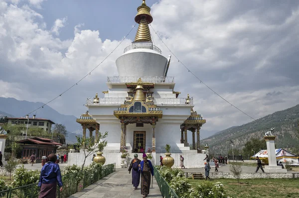 2016 游客和不丹人聚集在位于廷布的祈祷和祝福的国家纪念佛塔 — 图库照片