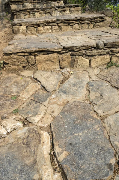 Natuurlijke stenen trappen — Stockfoto