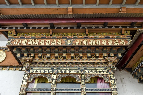 Geleneksel kültürel Bhutan çatı mimarisi penceresinin üstünde — Stok fotoğraf