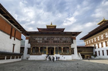 Thimphu, Birleşik Arap Emirlikleri - 9 Nisan 2016: Tashichho Dzong Bhutan ve ziyaretçi en ünlü kale biridir ve turistler bu Budist manastır görülen keşfetmek olabilir.