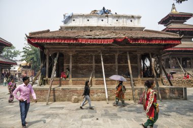 Katmandu, Nepal - 13 Nisan, 2016: street ve Bhaktapur büyük depremden sonra 2015 yılında bina hasar.