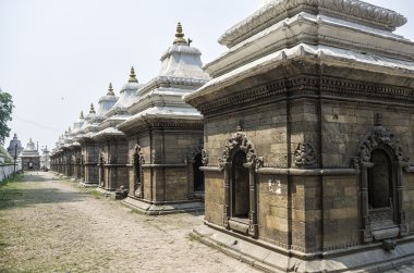 Adak tapınak ve türbelerin üst üste Pashupatinath Tapınağı, Katmandu, Nepal