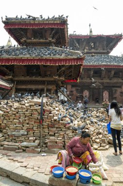 Katmandu, Nepal - 13 Nisan, 2016: tanımlanamayan ziyaretçiler ve turist etrafında hasarlı sokak ve bina Bhaktapur olarak 2015 yılında büyük deprem sonrası.