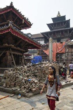 Katmandu, Nepal - 13 Nisan, 2016: tanımlanamayan vistors ve turist etrafında hasarlı sokak ve bina 2015 yılında büyük deprem ve yeniden yapılanma hala oluyor sonra Bhaktapur.