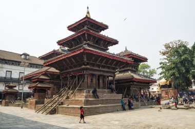 Katmandu, Nepal - 13 Nisan, 2016: tanımlanamayan vistors ve turist etrafında hasarlı sokak ve bina 2015 yılında büyük deprem ve yeniden yapılanma hala oluyor sonra Bhaktapur.
