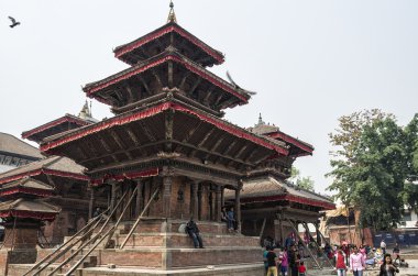 Katmandu, Nepal - 13 Nisan, 2016: street ve 2015 yılında büyük deprem ve yeniden yapılanma oluyor sonra Bhaktapur bina hasar.