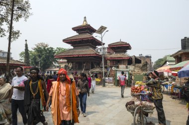 Katmandu, Nepal - 16 Nisan 2016: Yoğun Asan Tole Pazar işçiler, yerel ve turistler, Indra Chowk, Kathmandu Nepal.
