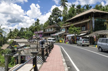 Bali, Endonezya - 17 Mart 2015: Art satırları dükkanlar Tegallalang adlı Tegallalang Caddesi boyunca ünlü nerede sanat ve el sanatları, Bali, Endonezya için. -Tegallalang El Sanatları Merkezi Bali