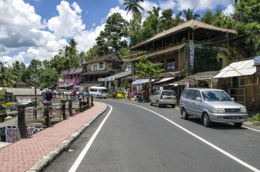 Bali, Endonezya - 17 Mart 2015: Art satırları dükkanlar Tegallalang adlı Tegallalang Caddesi boyunca ünlü nerede sanat ve el sanatları, Bali, Endonezya için. Tegallalang El Sanatları Merkezi Bali