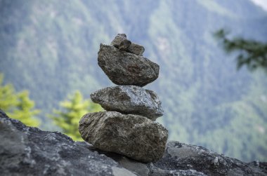 Bhutan Manastırı 'nın çevresinde Zen, Ahenk ve Dengeyi sembolize eden dua taşı yığını piramidi yaygın olarak bulunur