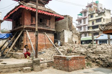 Katmandu, Nepal - 13 Nisan 2016: Bhaktapur'daki sokak ve binanın hasarları 2015'teki büyük depremden sonra ve yeniden inşa devam ediyor.