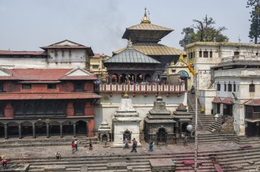Pashupatinath Tapınağı, Katmandu, Nepal. Burası ulusal tanrının, Lord Pashupatinath 'ın ve Bhasmeshvar Ghat' taki kutsal Bagmati Nehri boyunca yakma töreninin merkezi olarak hizmet vermektedir..