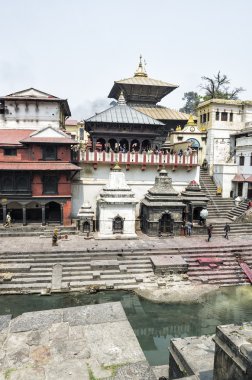 Pashupatinath Tapınağı, Katmandu, Nepal. Burası ulusal tanrının, Lord Pashupatinath 'ın ve Bhasmeshvar Ghat' taki kutsal Bagmati Nehri boyunca yakma töreninin merkezi olarak hizmet vermektedir..