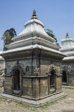 Pashupatinath Tapınağı, Katmandu, Nepal'de üst üste adak tapınakları ve tapınakları. Sri Pashupatinath Tapınağı Bagmati Nehri kıyısında bulunan.