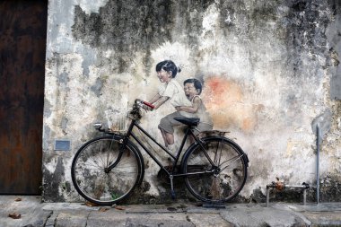 Malezya 'nın Penang kentindeki mimari duvarlarında ünlü sokak sanatı ve bisiklet üzerindeki çocuk resimleri, Penang, Malezya - sokak sanatı ve graffiti resimleri
