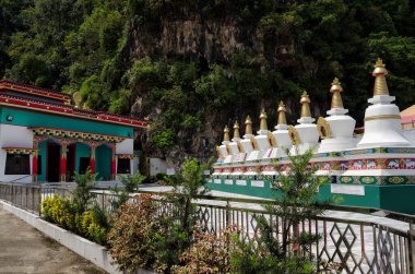 Dudjom Yeni Hazine Budist Topluluğu 'ndaki Stupa, Ipoh, Perak, Malezya - Budistler arasında birlik ve dostluğu teşvik etmek amacıyla 1993 yılında kuruldu..