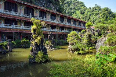 Sam Poh Tong Tapınağı, Ipoh, Malezya - Ülkedeki en büyük mağara tapınağı ve çeşitli Buda heykelleri sarkıtlar ve dikitler arasında birleştirilmiş etkileyici bir sanat ve inanç eseridir..