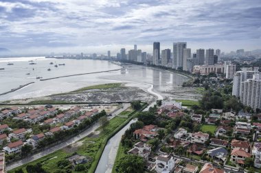 Gurney Drive 'ın arazi ıslah faaliyetleri, Penang, Malezya manzarası. Gurney Drive, George Town, Penang, Malezya 'da popüler bir deniz gezintisidir.