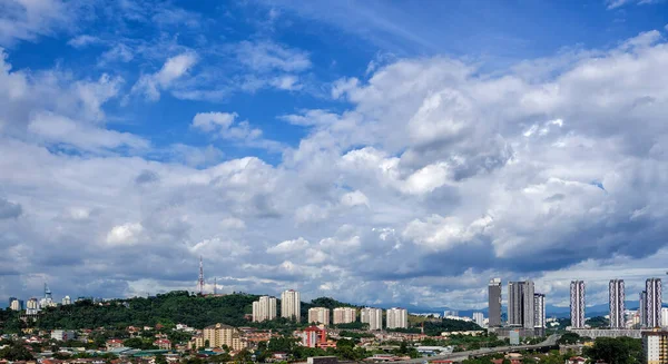 马来西亚Petaling Jaya South New Pantai Expressway的空中景观 蓝天和南方珍珠谷的戏剧性云彩形成 — 图库照片