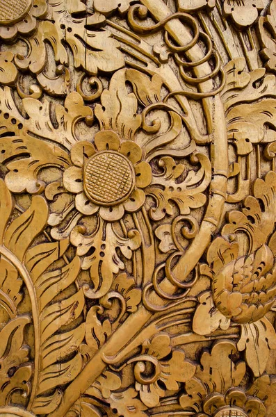 Rzeźba Drewna Balijskiego Obraz Skomplikowanej Rzeźby Drewna Drzwiach Świątyni — Zdjęcie stockowe