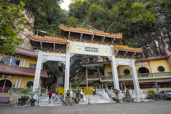 未確認の訪問者とサム トンの入り口 イポー マレーシア トンは Gunung Rapatに位置する有名な洞窟寺院です イポーの約5キロ南 — ストック写真
