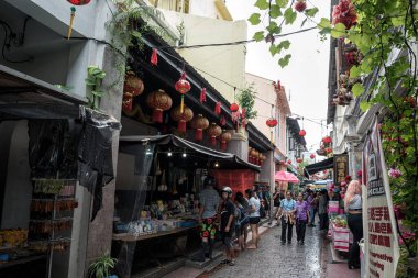 Panglima Lane 'de turistler ve ziyaretçiler veya Cariye Yolu, Ipoh, Malezya. Cariye Yolu, eşsiz klasik binaları ve sokak satıcıları nedeniyle eski Ipoh, Perak kasabasının en ünlü yerlerinden biri..