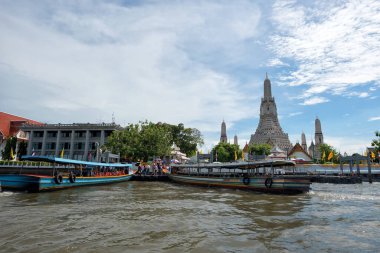 Bangkok, Tayland 'daki Chao Praya Nehri' nden Wat Arun 'un manzarası. - Wat Arun Chao Phraya nehri boyunca uzun kuyruklu tekneleri ve turist tekneleriyle