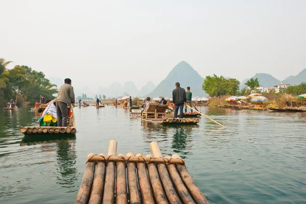 Bamboo rafting podél Yulong, Guilin, Čína — Stock fotografie