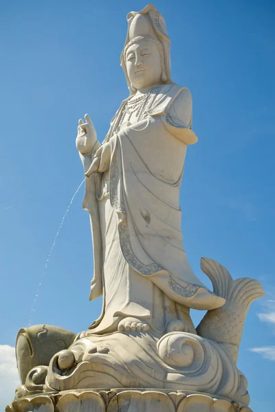 Riesige quan yin statue am tua pek kong tempel, sitiawan, malaysien — Stockfoto