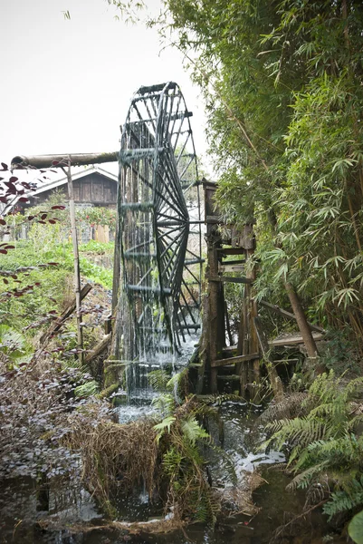 Старая деревенская водяная мельница — стоковое фото