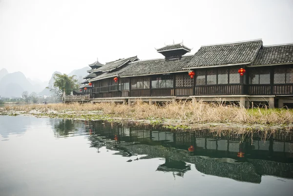 Mniejszość stylu budynków, Yangshuo, Guilin, Chiny — Zdjęcie stockowe