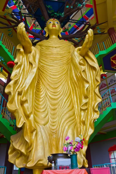 Buda gigante em pé no templo budista tibetano de Tambun, Perak — Fotografia de Stock