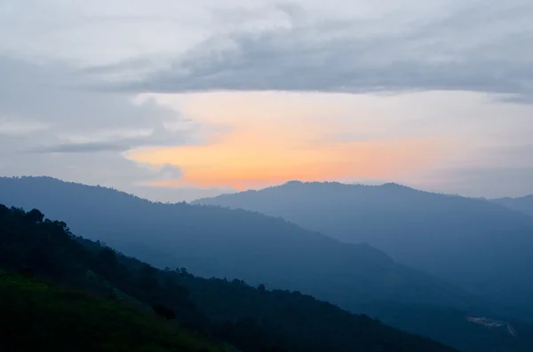 Zonsopgang op de broga heuvel, Maleisië — Stockfoto