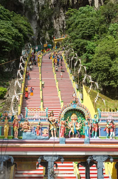 Escaliers menant à l'entrée des grottes de Batu Malaisie — Photo