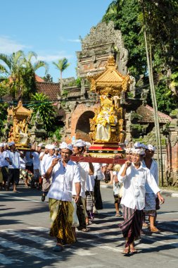 Ogoh-ogoh geçit ve Nyepi gün Ubud, Bali, Endonezya