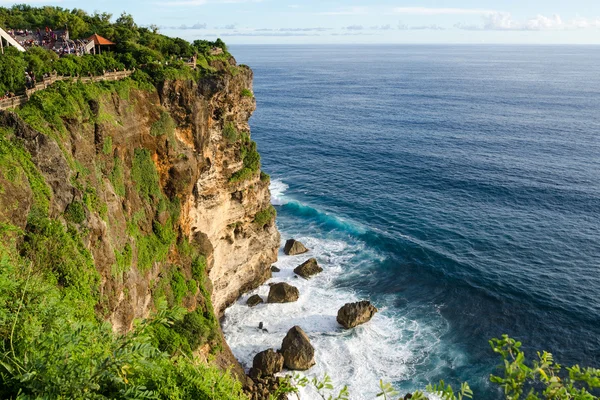 Wysoki klif w Uluwatu świątyni, Bali, Indonezja — Zdjęcie stockowe