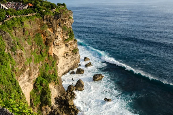 Hoge rots bij Uluwatu tempel, Bali, Indonesië — Stockfoto