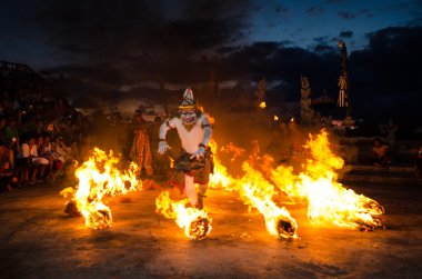 Geleneksel Bali Kecak dans Uluwatu Tapınağı, Bali