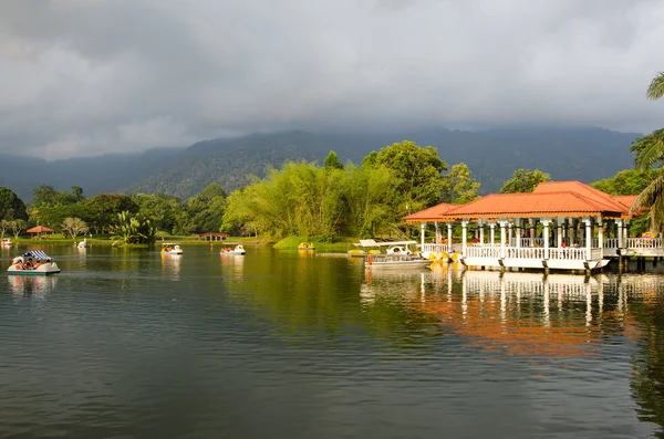 Pływanie łódką po jeziorze Taiping, Taiping w zachód słońca, Malezja — Zdjęcie stockowe