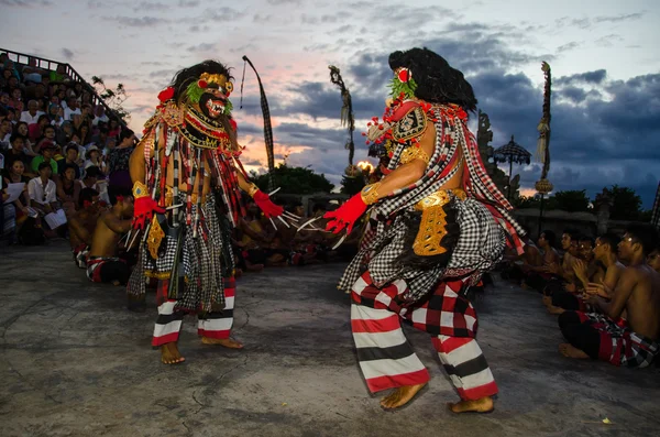 Dança tradicional de Kecak balinês, Templo de Uluwatu, Bali — Fotografia de Stock