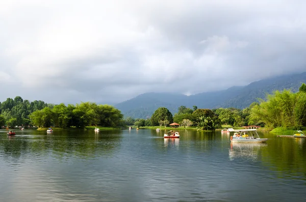 Taiping gün batımında, Malezya Taiping gölde tekne