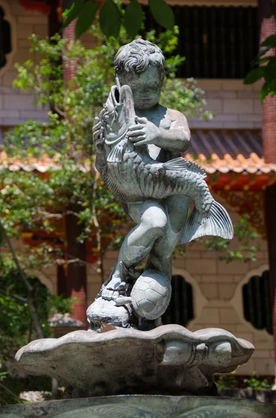 Escultura abundante em Sam Poh Tong, Ipoh, Malásia — Fotografia de Stock