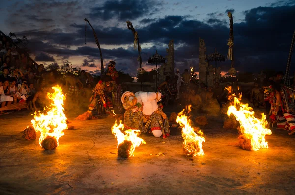 Traditionel balinesisk Kecak dans, Uluwatu tempel, Bali - Stock-foto