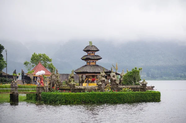 Ulun danu temple, bali, Indonesien - — Stockfoto