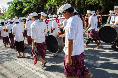 Ogoh-ogoh geçit ve Nyepi gün