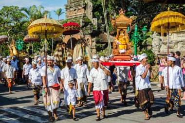 Ogoh-ogoh geçit ve Nyepi gün Ubud, Bali, Endonezya