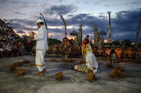 Traditionell balinesisk Kecak dans, Uluwatu Temple, Bali — Stockfoto